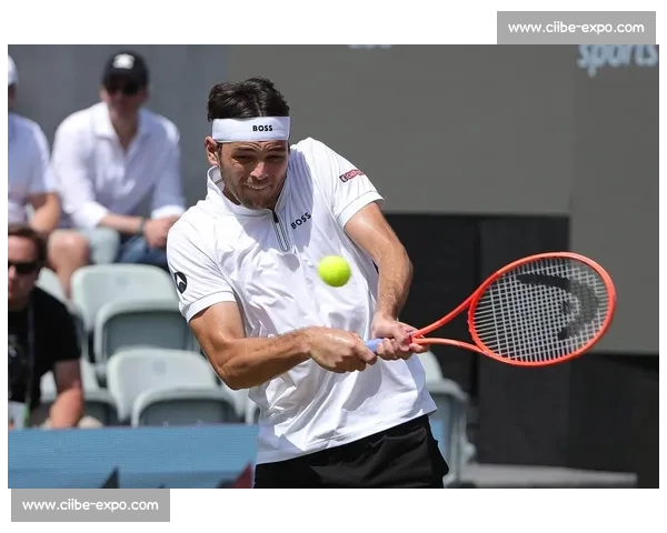 弗里茨直落两盘横扫阿利亚西姆，强势晋级斯图加特大师赛决赛