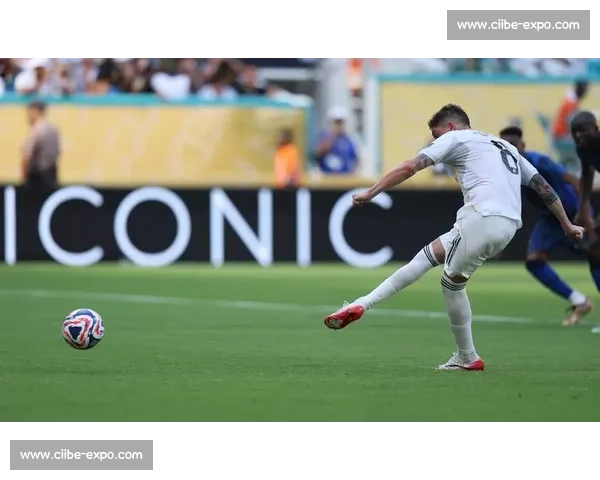 李明携子亮相世俱杯！高颜值父子同框引热议