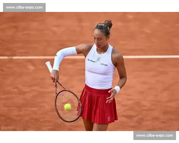 鏖战三盘难破温网魔咒！郑钦文决胜盘崩盘，连续三年止步首轮